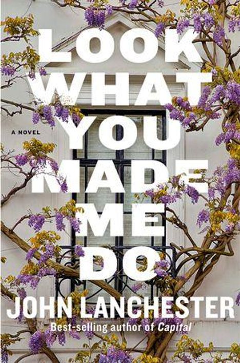 Text: "LOOK WHAT YOU MADE ME DO" von John Lanchester. Hintergrund: Eine Wand mit Fenster, umrahmt von blühenden Zweigen.