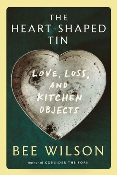 Text: „The Heart-Shaped Tin: Love, Loss, and Kitchen Objects“ von Bee Wilson. Ein herzförmiges Blech im Hintergrund.
