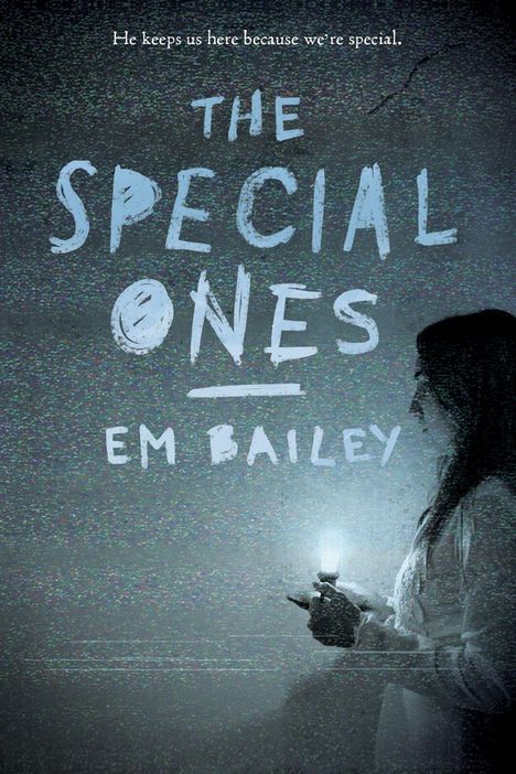 Oben steht: "He keeps us here because we're special." Titel: "The Special Ones" von Em Bailey. Rechts eine Person mit Kerze.
