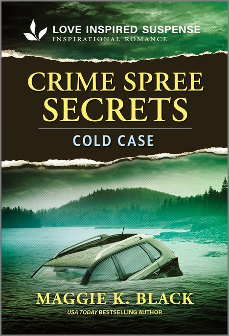 Text: "CRIME SPREE SECRETS", "COLD CASE", "MAGGIE K. BLACK". Ein Auto ist zur Hälfte in einem See versunken.