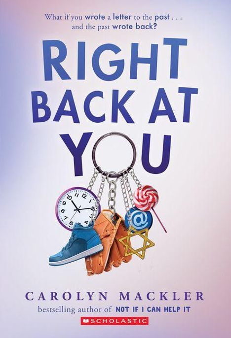 Oben steht: "What if you wrote a letter to the past... and the past wrote back?". "RIGHT BACK AT YOU" in großen Buchstaben. Darunter Schlüsselanhänger mit Uhr, Schuh, Tasche. Darunter "CAROLYN MACKLER".
