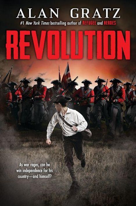 Der Text lautet: "Alan Gratz", "#1 New York Times bestselling author of Refugee and Heroes", "Revolution", "As war rages, can he win independence for his country—and himself?". Im Vordergrund rennt ein Mann, im Hintergrund Soldaten mit roten Uniformen.