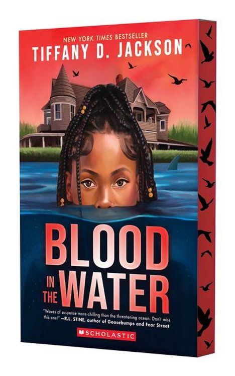 Text: "BLOOD IN THE WATER. Tiffany D. Jackson." Illustration einer Frau, die aus Wasser auftaucht. Haus im Hintergrund.