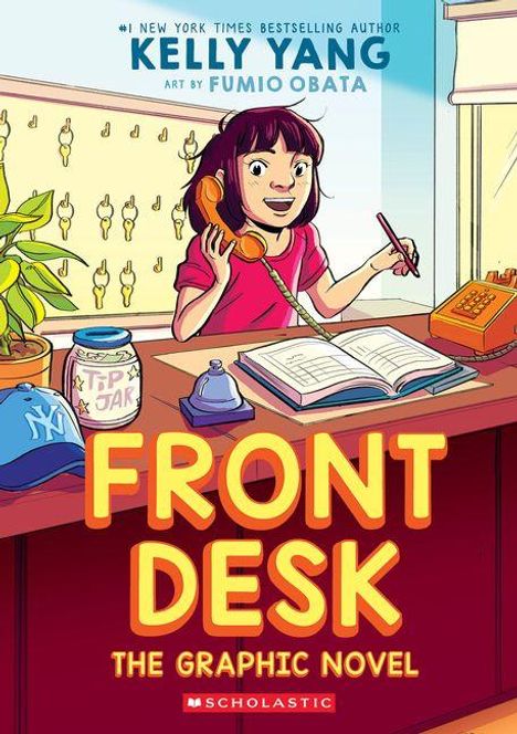 Texte: "Front Desk", "The Graphic Novel", "Kelly Yang", "Art by Fumi Obata", "Scholastic".  
Mädchen telefoniert am Schreibtisch.