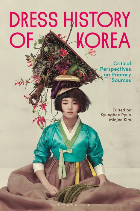 „Dress History of Korea“, „Critical Perspectives...“, „Edited by Kyunghee Pyun, Minjee Kim.“ Junge in traditioneller Kleidung.