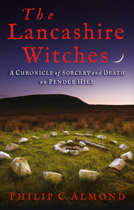 Titel: "The Lancashire Witches". Untertitel: "A Chronicle of Sorcery and Death on Pendle Hill". Autor: Philip C. Almond. Wiese mit Steinkreis.