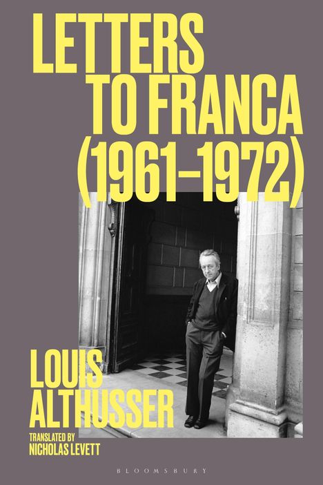 „LETTERS TO FRANCA (1961-1972) LOUIS ALTHUSSER TRANSLATED BY NICHOLAS LEVETT“. Ein Mann, lässig an eine Tür gelehnt.