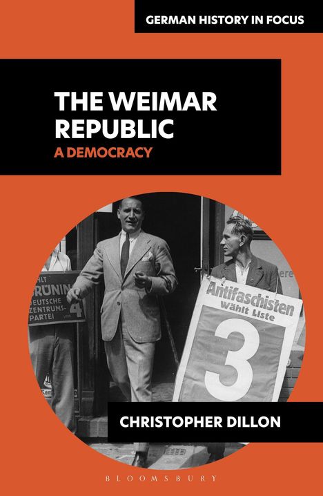 „The Weimar Republic: A Democracy“ von Christopher Dillon, historisches Foto von zwei Männern mit Wahlplakaten.