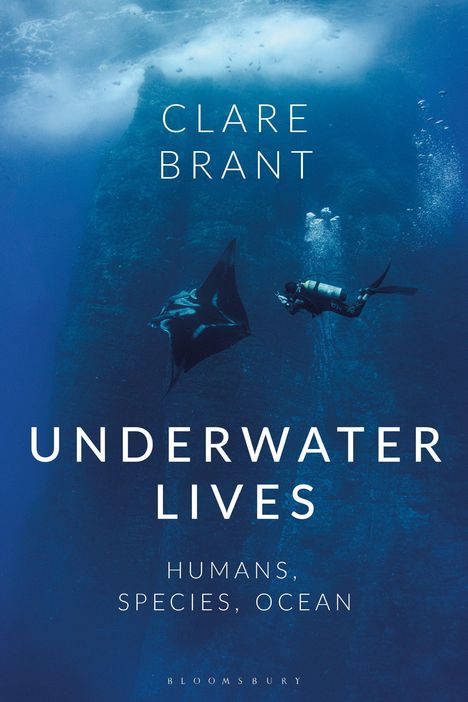 Text: "Clare Brant, Underwater Lives, Humans, Species, Ocean." Taucher und Rochen unter Wasser, dunkle blaue Umgebung.