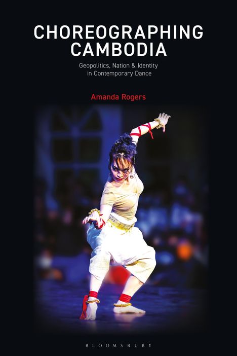 „CHOREOGRAPHING CAMBODIA“ von Amanda Rogers, Tänzerin in dynamischer Pose, traditionell gekleidet vor dunkelblauem Hintergrund.