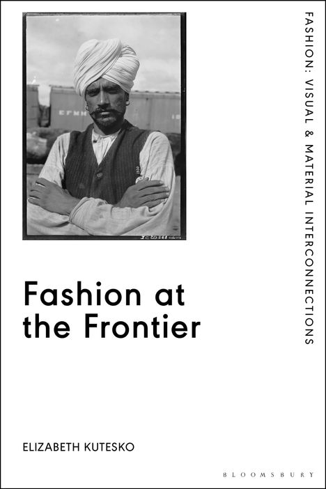 "Fashion at the Frontier" von Elizabeth Kutesko. Schwarz-weiß-Foto eines Mannes mit Turban und Weste.