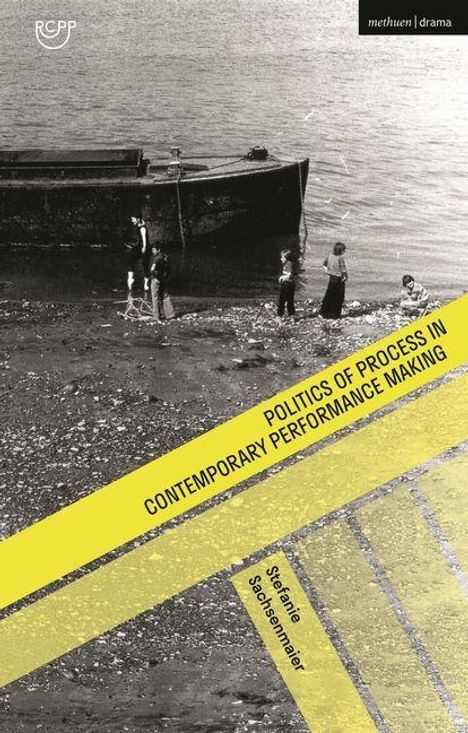 Text: "Politics of Process in Contemporary Performance Making", "Stefanie Sachsenmaier". Am Ufer steht eine Gruppe Leute.