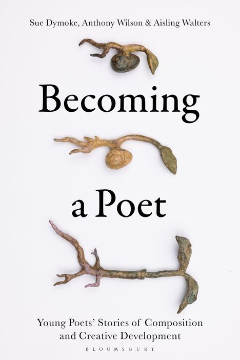 „Becoming a Poet“ von Sue Dymoke. Drei wurzelartige Skulpturen, helles Design.