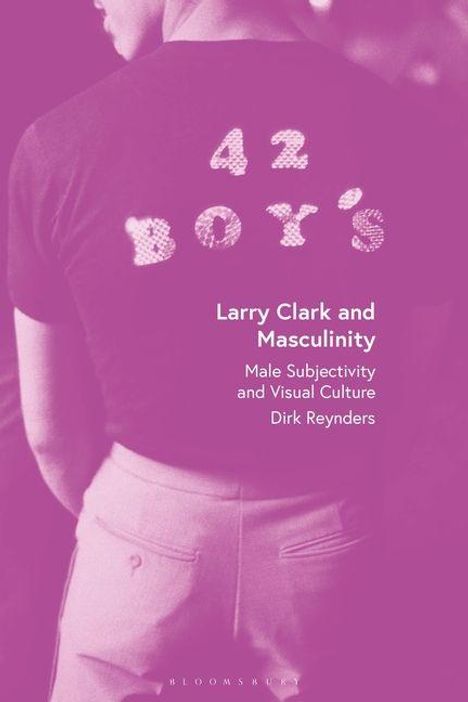 „42 Boys“ auf Hemdrücken. „Larry Clark and Masculinity“, Buch von Dirk Reynders. Person in schlichter Pose, rosa Farbton.