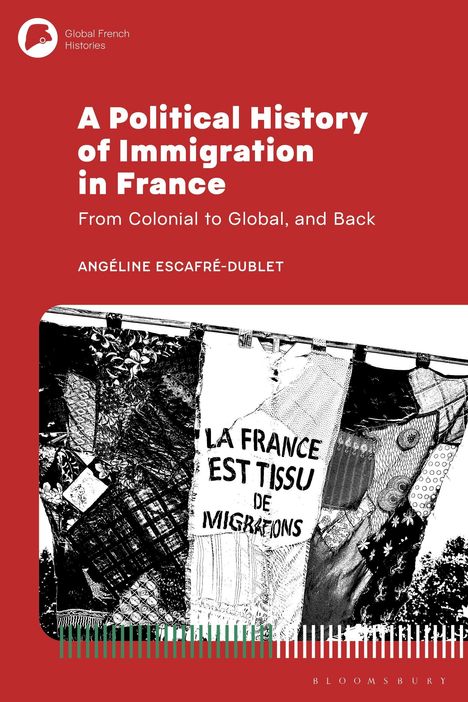 „A Political History of Immigration in France“, Textilien und ein Schild mit „La France est tissu de migrations“, Logo oben links.