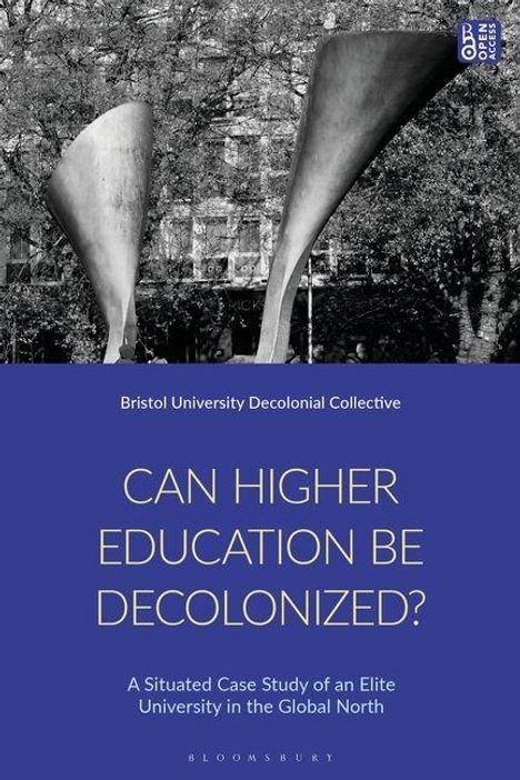 "CAN HIGHER EDUCATION BE DECOLONIZED?" über blauem Hintergrund. Schwarz-weißes Bild von moderner Skulptur und Bäumen.