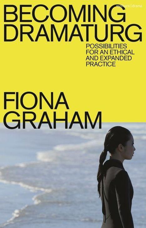 BECOMING DRAMATURG, Möglichkeiten für eine ethische Praxis. Fiona Graham. Frau blickt aufs Meer, gelber Hintergrund.