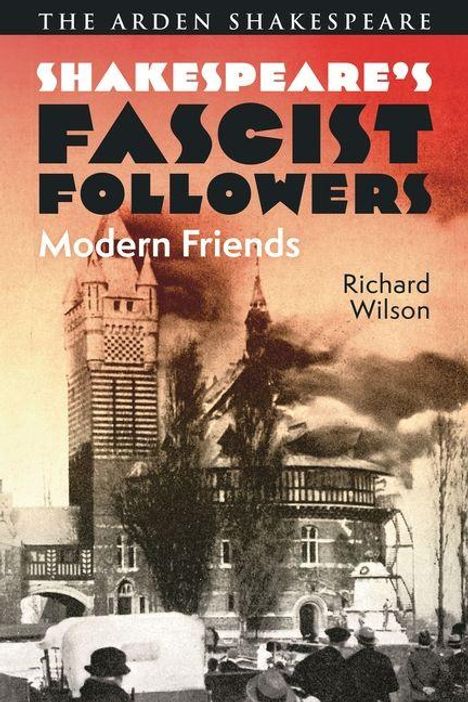 "Shakespeare's Fascist Followers: Modern Friends" von Richard Wilson. Historisches Gebäude mit Menschen im Vordergrund.