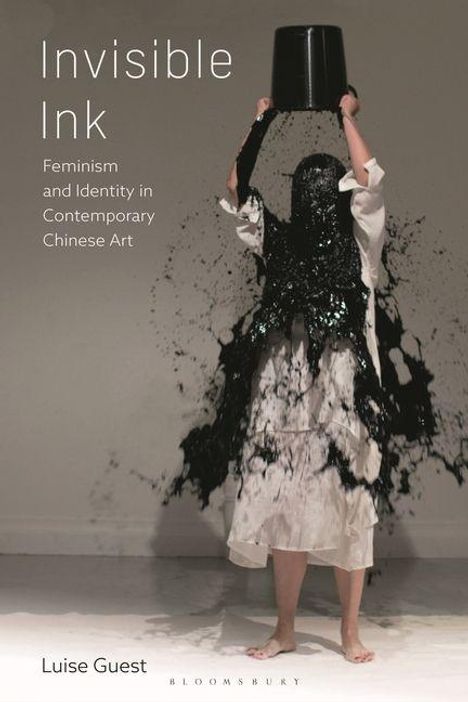 "Invisible Ink: Feminism and Identity in Contemporary Chinese Art" von Luise Guest. Person mit schwarzer Tinte übergossen.