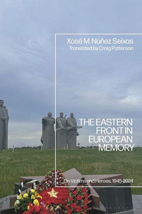 Text: "THE EASTERN FRONT IN EUROPEAN MEMORY. On Victims and Heroes, 1945-2024." Statuen vor grauem Himmel, Blumenkranz im Vordergrund.