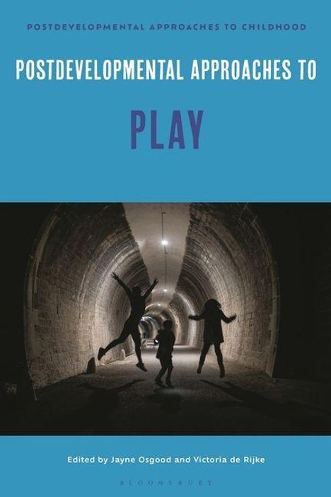 "Postdevelopmental Approaches to Play". Drei Menschen springen in einem beleuchteten Tunnel.
