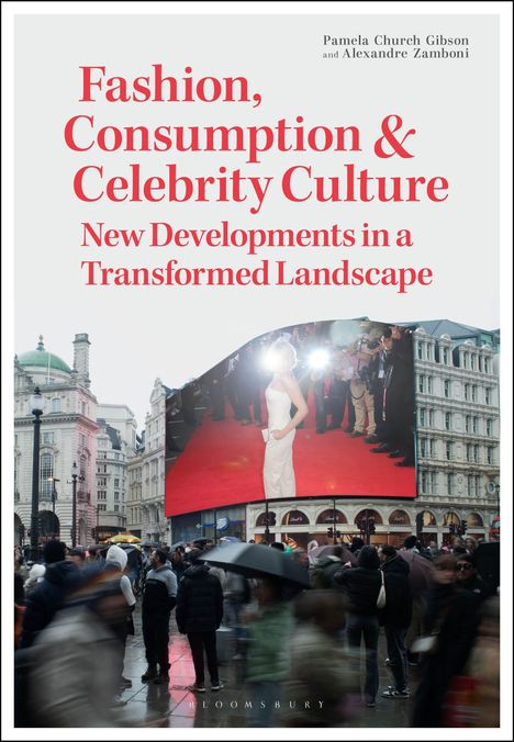 „Fashion, Consumption & Celebrity Culture“. Menschen bei Regen vor einer Leinwand, die eine Frau auf dem roten Teppich zeigt.
