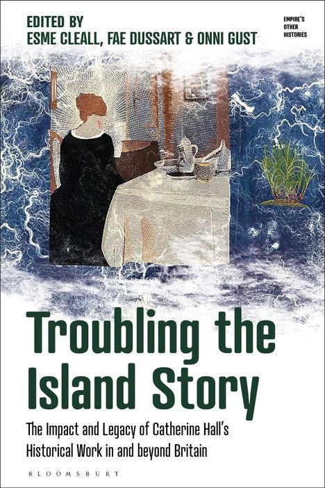 Titel: "Troubling the Island Story". Eine Frau sitzt an einem Tisch mit Teeservice und Fensterausblick, umgeben von Wasser und Pflanzen.