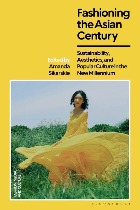 "Fashioning the Asian Century" von Amanda Sikarskie. Eine Frau in einem weiten gelben Kleid steht in einer grünen Wiese.