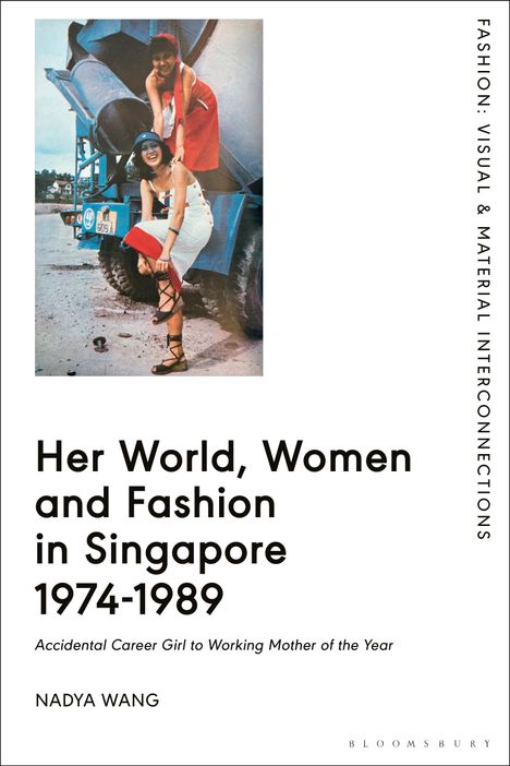 Titel: "Her World, Women and Fashion in Singapore 1974-1989" von Nadya Wang. Zwei Frauen in bunter Kleidung vor einem Betonmischer.