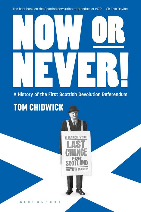 „NOW OR NEVER!“, „A History of the First Scottish Devolution Referendum“, Tom Chidwick. Mann mit Plakat vor schottischem X.