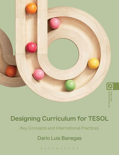 "Designing Curriculum for TESOL", darüber bunte Kugeln in Holzbögen, grüner Hintergrund.