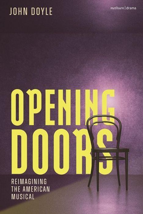 „OPENING DOORS: REIMAGINING THE AMERICAN MUSICAL“ in großen gelben Buchstaben, daneben ein schwarzer Stuhl im Theaterlicht.