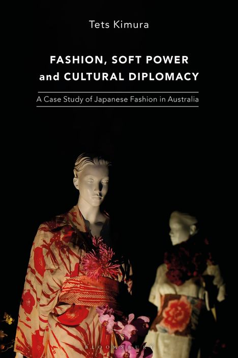 Titel: "Fashion, Soft Power and Cultural Diplomacy". Zwei Schaufensterpuppen in traditionellen japanischen Kleidern.