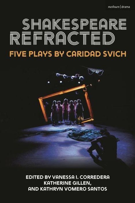 Oben steht „Shakespeare Refracted“. Darunter: „Five Plays by Caridad Svich“. Szene mit Menschen vor beleuchtetem Rahmen.