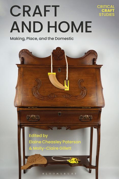 „CRAFT AND HOME: Making, Place, and the Domestic“. Holzschrank mit Schnitzereien und hängendem, modernem Objekt.