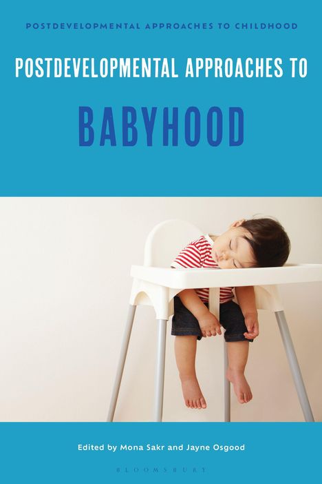"Postdevelopmental Approaches to Babyhood." Ein schlafendes Kleinkind sitzt in einem Hochstuhl, trägt ein rot-weiß gestreiftes Shirt.