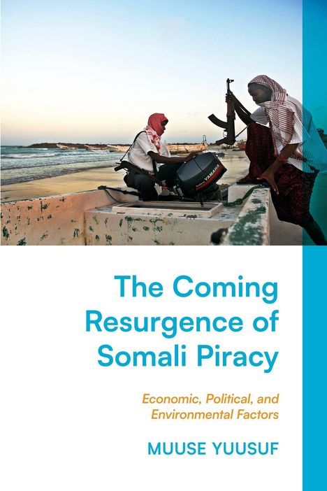 "The Coming Resurgence of Somali Piracy" von Muuse Yuusuf zeigt zwei Männer auf einem Boot mit Gewehren am Strand.