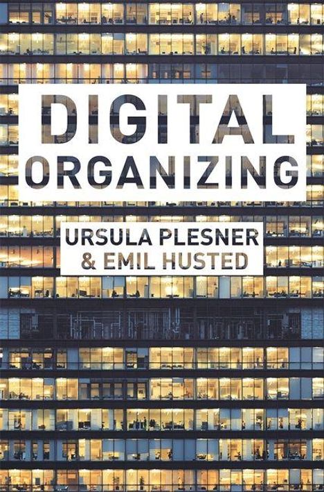 "Digital Organizing" von Ursula Plesner & Emil Husted. Hochhaus mit beleuchteten Büros bei Nacht im Hintergrund.