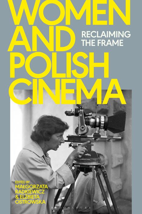 "WOMEN AND POLISH CINEMA" steht in großen gelben Buchstaben. Eine Frau bedient eine alte Filmkamera.