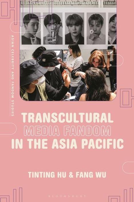 „Transcultural Media Fandom in the Asia Pacific.“ Eine Gruppe Menschen macht Fotos vor Porträts an einer Wand.