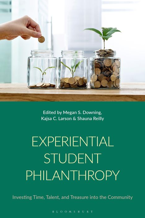 Buchcover: "EXPERIENTIAL STUDENT PHILANTHROPY". Hände legen Münzen in Gläser mit wachsenden Pflanzen.