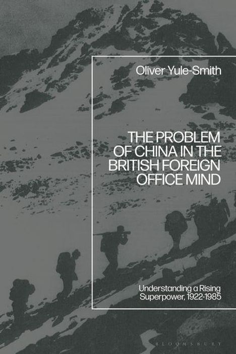 Oliver Yule-Smith: The Problem of China in the British Foreign Office Mind. Menschen klettern einen verschneiten Berg hinauf.