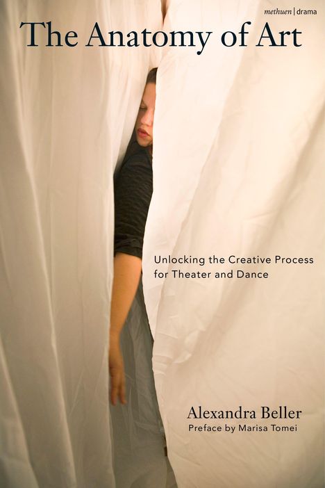 „The Anatomy of Art“. „Unlocking the Creative Process for Theater and Dance“. Frau zwischen weißen Vorhängen.