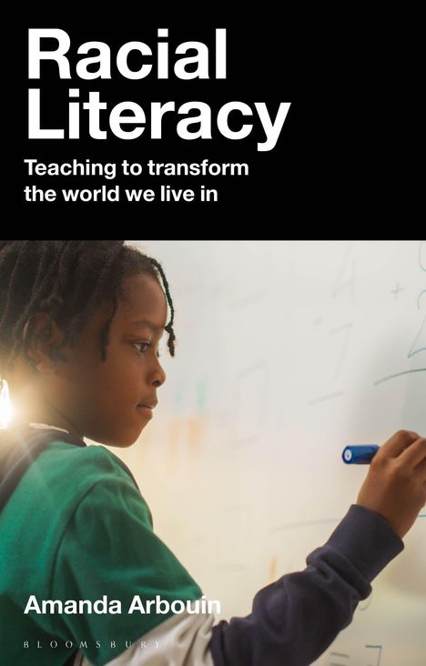 Oben steht "Racial Literacy" und "Teaching to transform the world we live in". Unten "Amanda Arbouin". Kind schreibt an Tafel.