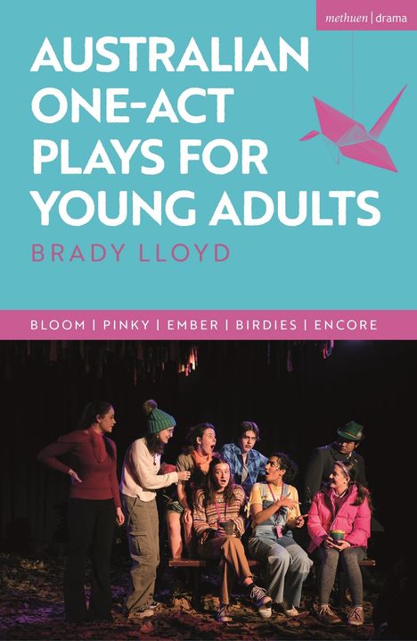 Titel: "Australian One-Act Plays for Young Adults", Brady Lloyd. Szene mit sieben jungen Menschen in Theaterkleidung.