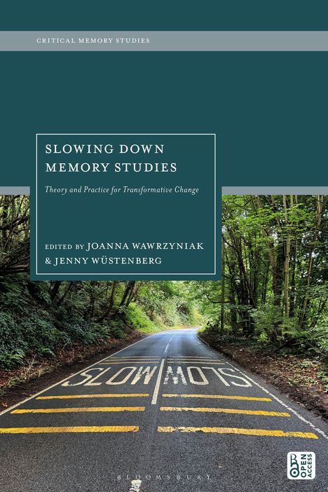 "Slowing Down Memory Studies", Theorie und Praxis für transformativen Wandel. Waldstraße mit "Slow" auf dem Asphalt.