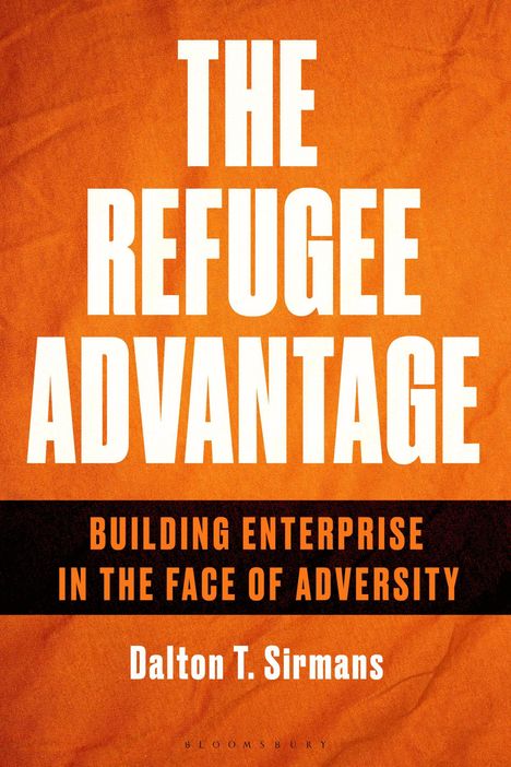 "The Refugee Advantage" in großen weißen Buchstaben auf orangenem Hintergrund. Autor: Dalton T. Sirmans.