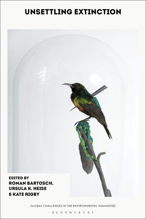 "UNSETTLING EXTINCTION" steht oben. Ein Vogel sitzt auf einem Ast unter einer Glasglocke.