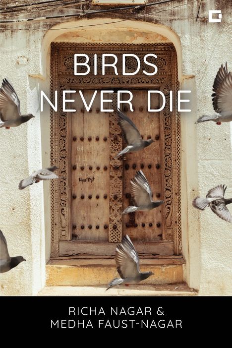 "Birds Never Die" steht vor einer verzierten Holztür. Tauben fliegen davor. Unten stehen die Namen Richa Nagar und Medha Faust-Nagar.
