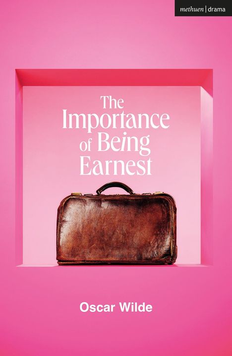 Titel: "The Importance of Being Earnest" von Oscar Wilde. Eine braune Ledertasche vor einem pinken Hintergrund.